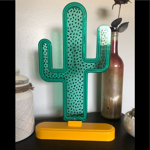 Neon cactus lamp 🌵 - Picture 2 of 2